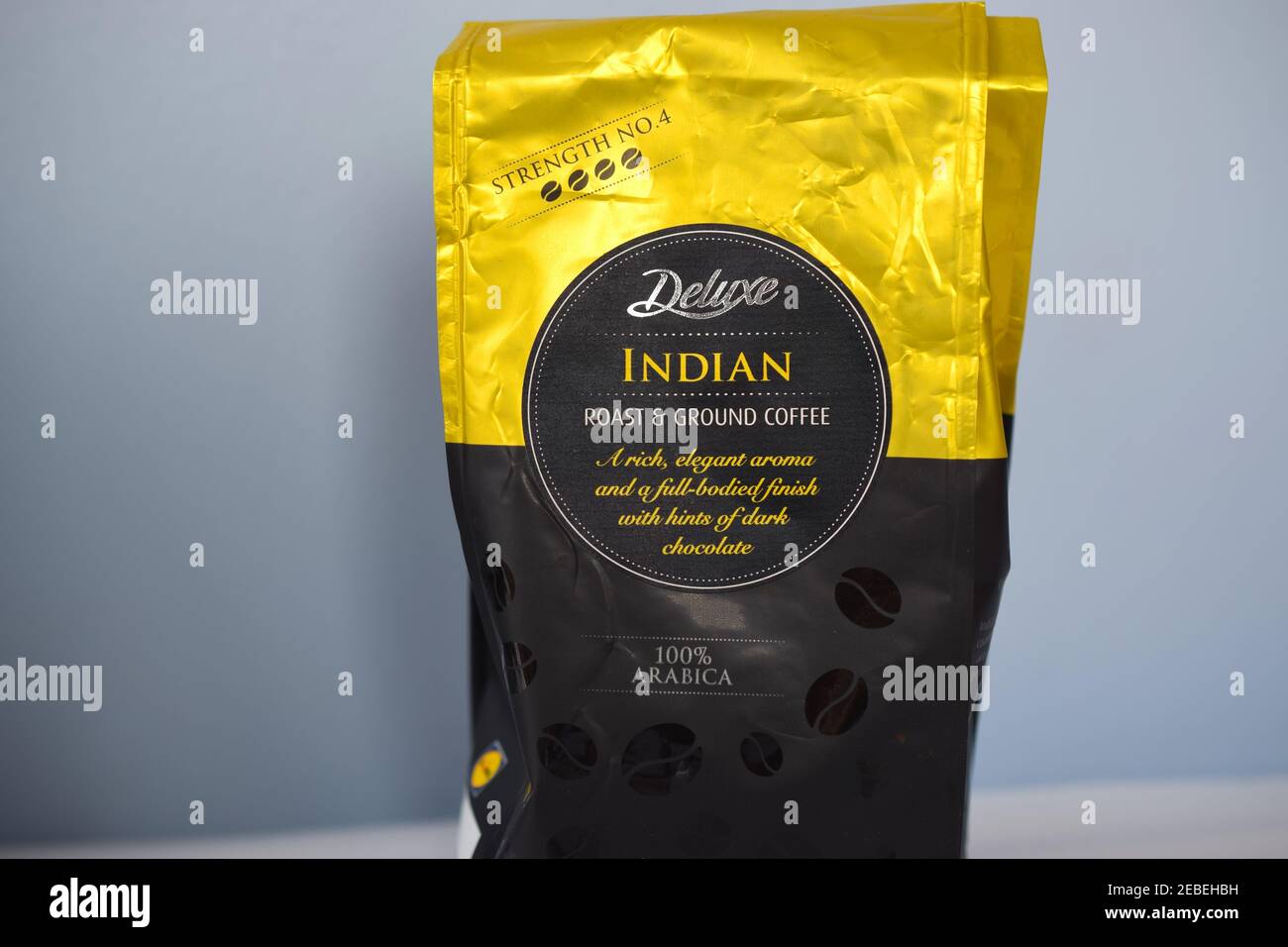 Indische Kaffeepulver Arabica-Verpackung mit stilvollem Design. Stockfoto
