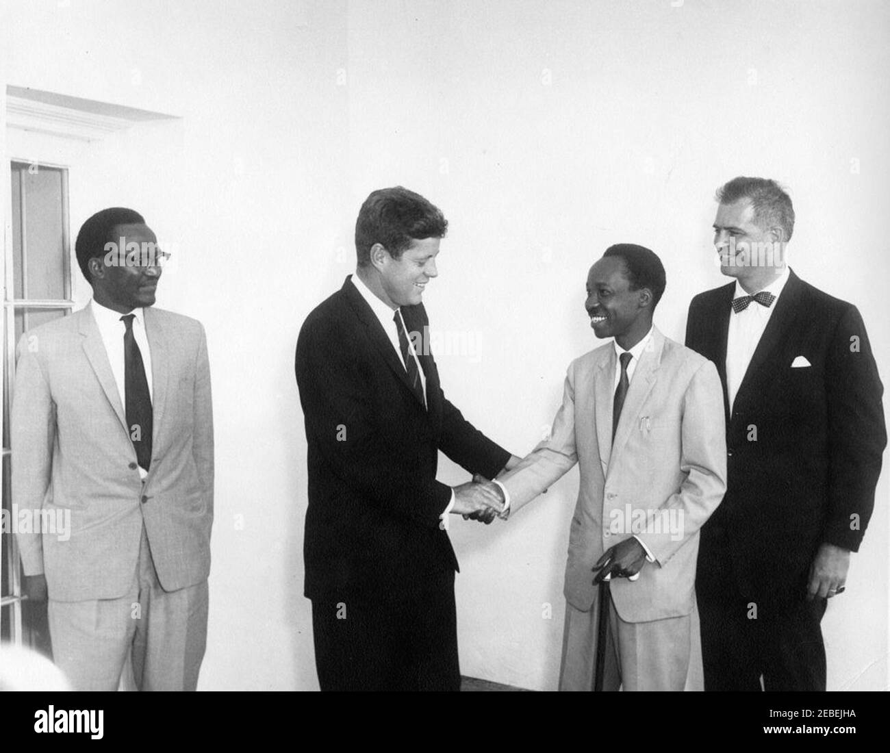 Treffen mit Julius Kambarage Nyerere, Premierminister von Tanganjika, 11:40 Uhr. Präsident John F. Kennedy trifft sich mit Premierminister Julius Nyerere von Tanganjika. (L u2013 R): Nicht identifizierter Mann; Präsident Kennedy; Premierminister Nyerere; Stellvertretender Staatssekretär für afrikanische Angelegenheiten G. Mennen u201cSoapyu201d Williams. West Wing Colonnade, White House, Washington, D.C. Stockfoto