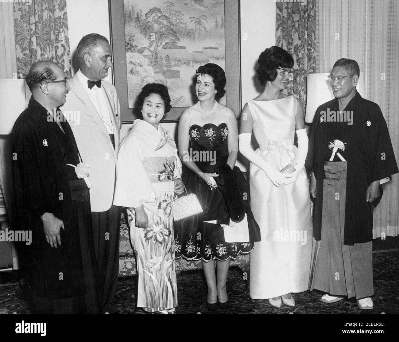 Abendessen zu Ehren von Präsident Kennedy in der Botschaft von Japan. Abendessen zu Ehren von Präsident John F. Kennedy in der japanischen Botschaft, Washington, D.C. (L-R) der japanische Außenminister Zentaro Kosaka, Vizepräsident Lyndon B. Johnson, Mitsue Ikeda, Lady Bird Johnson, First Lady Jacqueline Kennedy und der japanische Premierminister Hayato Ikeda. Stockfoto