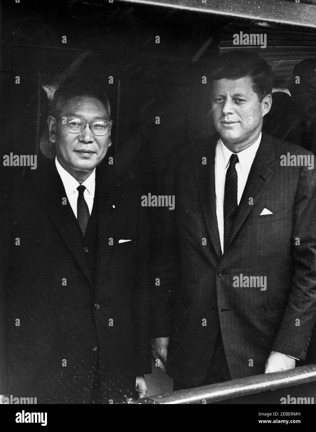 Treffen an Bord der u0022Honey Fitzu0022 mit Hayato Ikeda, Premierminister von Japan, 3:13pm Uhr. Präsident John F. Kennedy (rechts) und Premierminister von Japan Hayato Ikeda (links) an Bord der President Kennedyu2019s Yacht u201cHoney Fitz.u201d Hains Point, Potomac River, Washington, D. C. Stockfoto