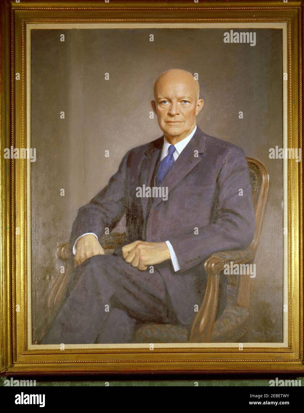 Gemälde des Weißen Hauses, die Tasse Tee von Mary Cassatt, Porträts von Dwight D. Eisenhower, Mamie Doud Eisenhower, Grace Coolidge und Abraham Lincoln. Porträt von Präsident Dwight D. Eisenhower von Thomas Edgar Stephens, 1960. Green Room, White House, Washington, D.C. Stockfoto