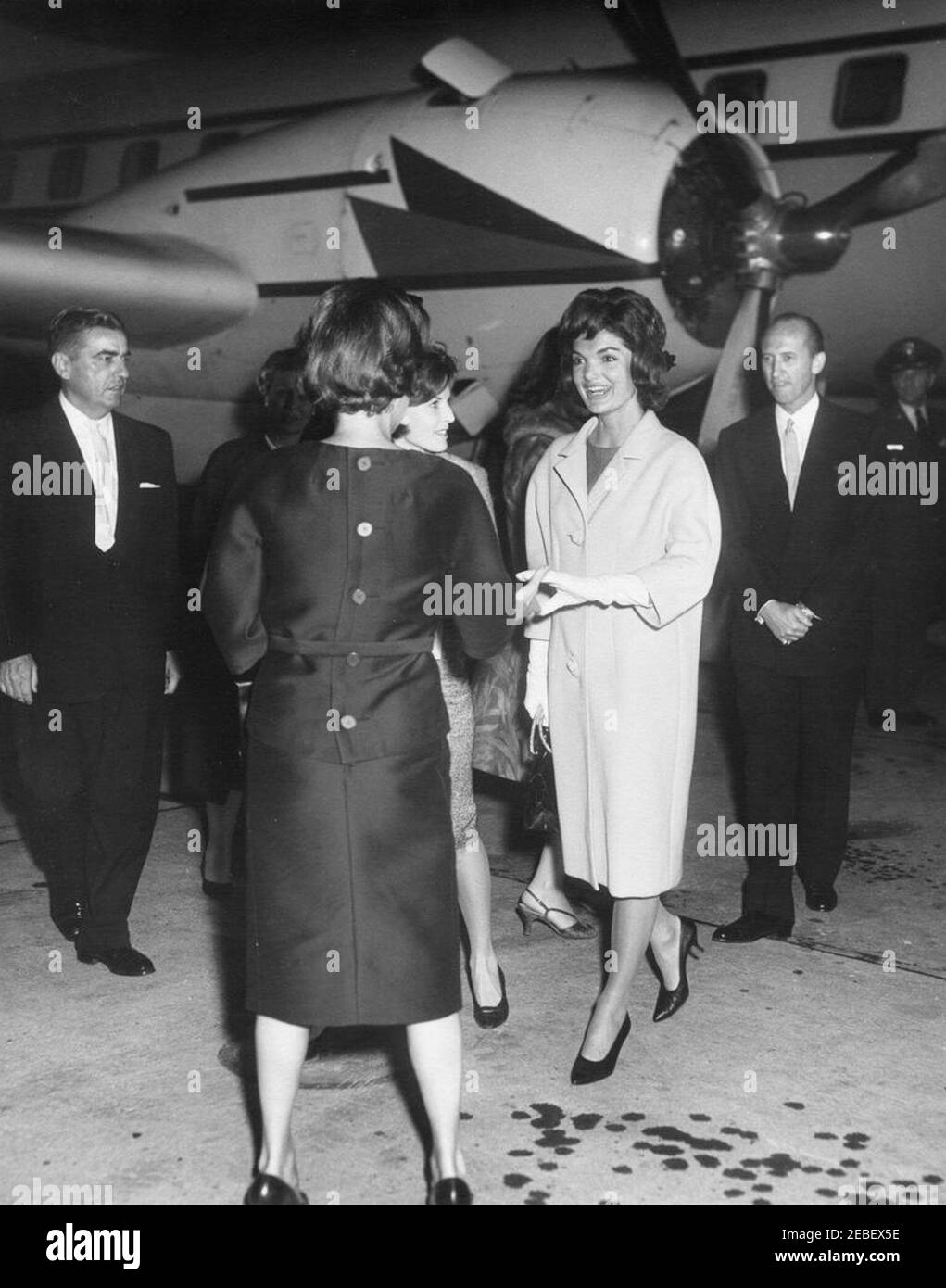 First Lady Jacqueline Kennedy (JBK) kommt von Europa aus auf der Andrews Air Force Base an. First Lady Jacqueline Kennedy kehrt von einer Reise nach Europa zurück. (L-R) Air Force Aide to the President Brigadier General Godfrey T. McHugh, two unidentified Women, the first Ladyu2019s Press Secretary Pamela Turnure, the First Lady, and State Department Chief of Protocol Angier Biddle Duke. Andrews Air Force Base, Maryland. Stockfoto