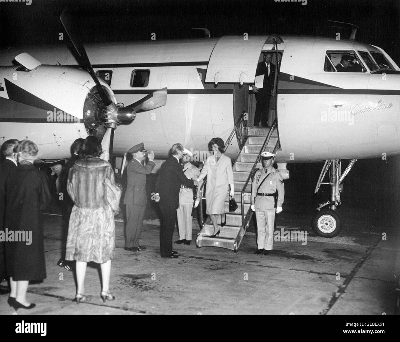 First Lady Jacqueline Kennedy (JBK) kommt von Europa aus auf der Andrews Air Force Base an. First Lady Jacqueline Kennedy verlässt das Flugzeug u0022Carolineu0022 und wird nach ihrer Rückkehr aus Europa vom Protokollchef des Außenministeriums Angier Biddle Duke begrüßt. Andrews Air Force Base, Maryland. Stockfoto
