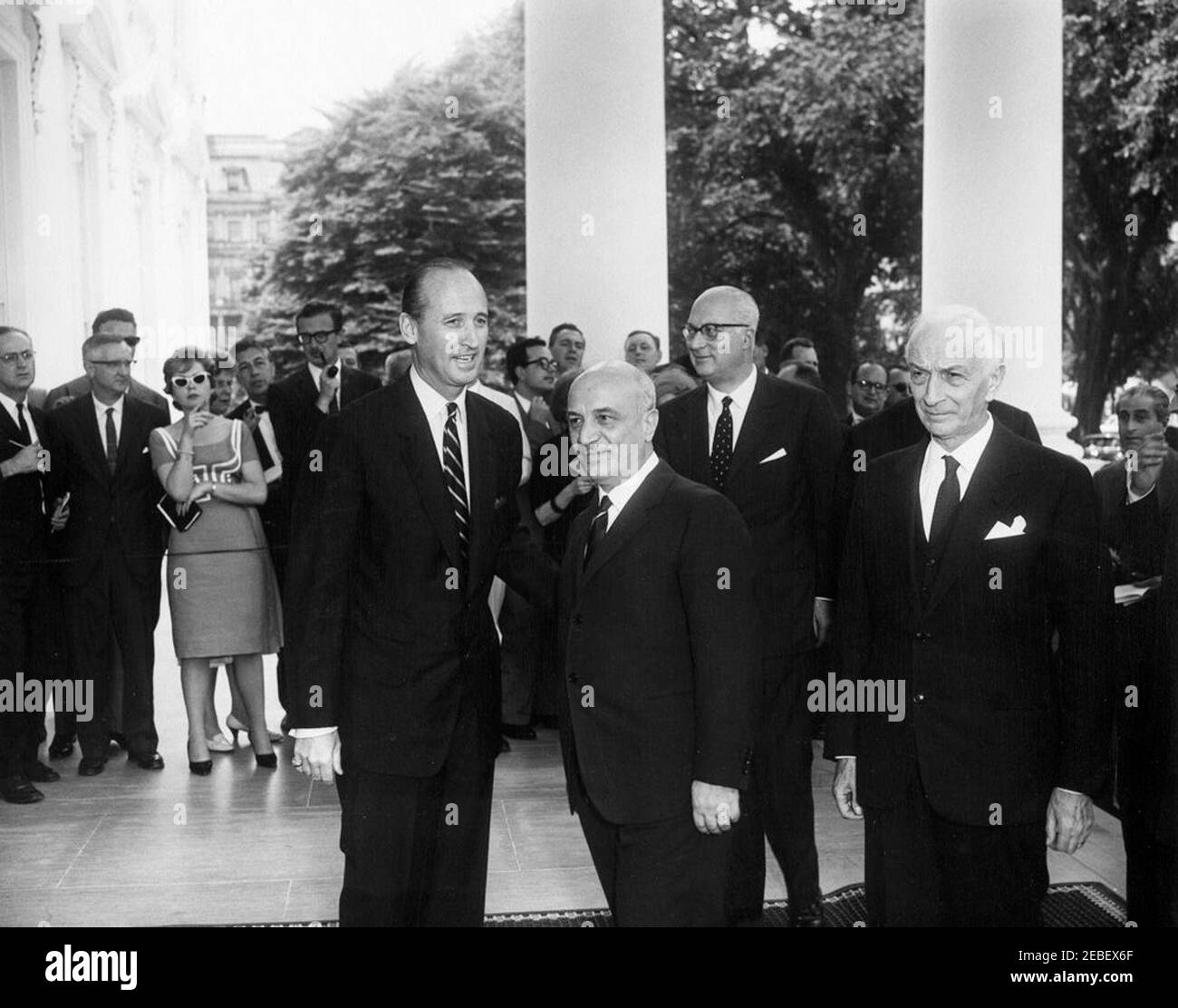 Mittagessen zu Ehren des italienischen Ministerpräsidenten Amintore Fanfani, 1:00pm Uhr. (L-R) Staatschef des Protokolls Angier Biddle Duke, Ministerpräsident von Italien Amintore Fanfani, italienischen Außenminister Antonio Segni und andere nicht identifizierte Personen. North Portico of the White House, Washington, D.C. Stockfoto