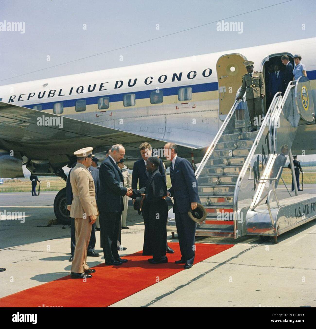 Ankunftszeremonie für Fulbert Youlou, Präsident der Republik Kongo (Brazzaville), 12:00pm Uhr. Ankunftszeremonien für den Präsidenten der Republik Kongo (Brazzaville) Fulbert Youlou. (L-R) Kommandant des United States Marine Corps General David M. Shoup, Staatssekretär Dean Rusk, Präsident John F. Kennedy, Präsident Youlou, und State Department Chief of Protocol Angier Biddle Duke. Military Air Transport Service (MATS) Terminal, Washington National Airport, Washington, D.C. Stockfoto