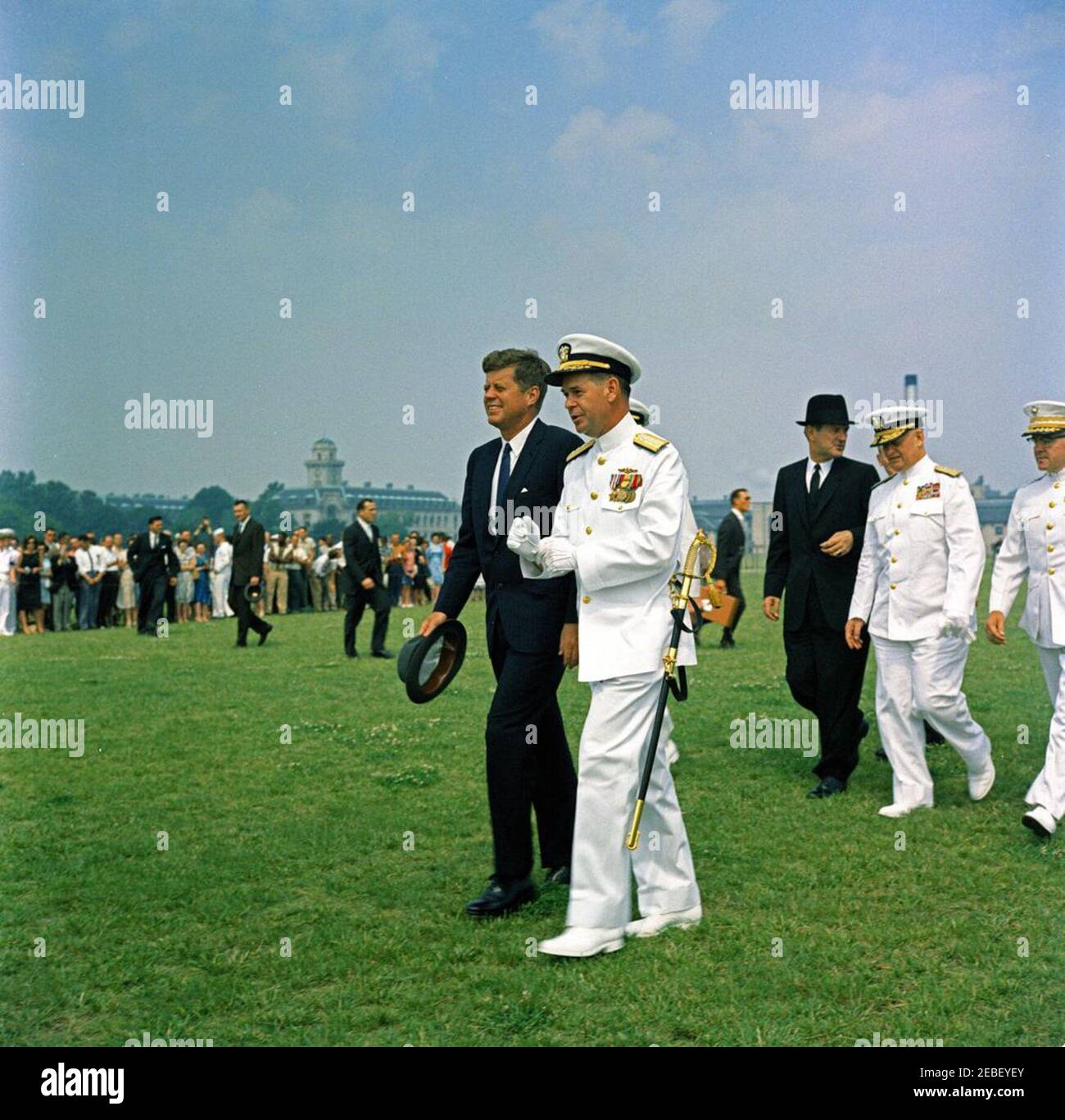 Festrede an der US Naval Academy, Annapolis, Maryland, 11:04am Uhr. Auf dem Weg zur Eröffnungszeremonie an der United States Naval Academy, Annapolis, Maryland. (L-R) Präsident John F. Kennedy; Superintendent der US Naval Academy Konteradmiral John F. Davidson; Sekretär der Navy John Connally, Jr.; Stabschef der US Navy Admiral Arleigh A. Burke; und Kommandant des United States Marine Corps General David M. Shoup. Stockfoto