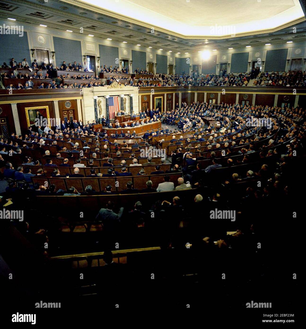Sonderansprache an den Kongress über dringende nationale Bedürfnisse, 12:30pm Uhr. Präsident John F. Kennedy spricht auf einer gemeinsamen Kongresssitzung über dringende nationale Bedürfnisse, einschließlich wirtschaftlicher Fragen, das Raumfahrtprogramm nationu2019s und den Kommunismus. Repräsentantenhaus, Washington, D.C. Stockfoto