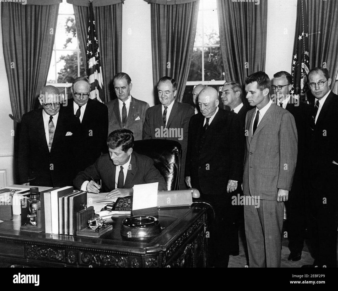 Bill Signing u2013 S. 912 Öffentliches Recht 87-36, Kreis-und Bezirksrichter Ernennung Gesetz, 12:45pm. Präsident John F. Kennedy unterzeichnet öffentliches Recht 87-36, Kreis u0026 District Judges Appointment Act. Blick auf, L-R: Kongressabgeordneter Emanuel Celler (New York); Senator James O. Eastland (Mississippi); Senator Olin Johnston (South Carolina); Senator Hubert H. Humphrey (Minnesota); Sprecher des Repräsentantenhauses, Sam Rayburn (Texas); nicht identifiziert; Generalstaatsanwalt Robert F. Kennedy; nicht identifiziert; Stellvertretender Generalstaatsanwalt, Byron White. Auch im Programm Presidentu2019s enthalten: Assistant Depu Stockfoto