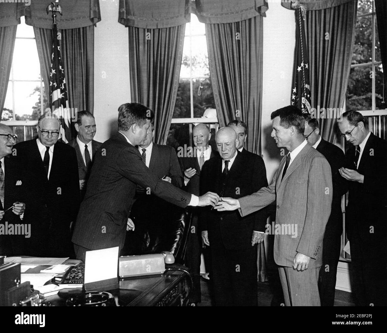Bill Signing u2013 S. 912 Öffentliches Recht 87-36, Kreis-und Bezirksrichter Ernennung Gesetz, 12:45pm. Präsident John F. Kennedy Hände Stift, um Generalstaatsanwalt Robert F. Kennedy nach der Unterzeichnung des öffentlichen Rechts 87-36, Kreis u0026 District Judges Appointment Act. Andere, L-R: Kongressabgeordneter Emanuel Celler (New York); Senator James O. Eastland (Mississippi); Senator Olin Johnston (South Carolina); nicht identifiziert; Sprecher des Repräsentantenhauses, Sam Rayburn (Texas); stellvertretender Generalstaatsanwalt, Byron White (ganz rechts). Ebenfalls im Programm Presidentu2019s enthalten: Stellvertretender Generalstaatsanwalt, Josep Stockfoto