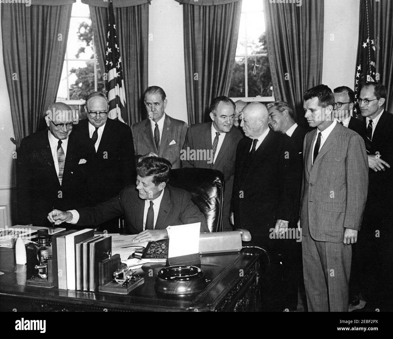 Bill Signing u2013 S. 912 Öffentliches Recht 87-36, Kreis-und Bezirksrichter Ernennung Gesetz, 12:45pm. Präsident John F. Kennedy unterzeichnet öffentliches Recht 87-36, Kreis u0026 District Judges Appointment Act. Blick auf, L-R: Kongressabgeordneter Emanuel Celler (New York); Senator James O. Eastland (Mississippi); Senator Olin Johnston (South Carolina); Senator Hubert H. Humphrey (Minnesota); Sprecher des Repräsentantenhauses, Sam Rayburn (Texas); nicht identifiziert; Generalstaatsanwalt Robert F. Kennedy; nicht identifiziert; Stellvertretender Generalstaatsanwalt, Byron White. Auch im Programm Presidentu2019s enthalten: Assistant Depu Stockfoto