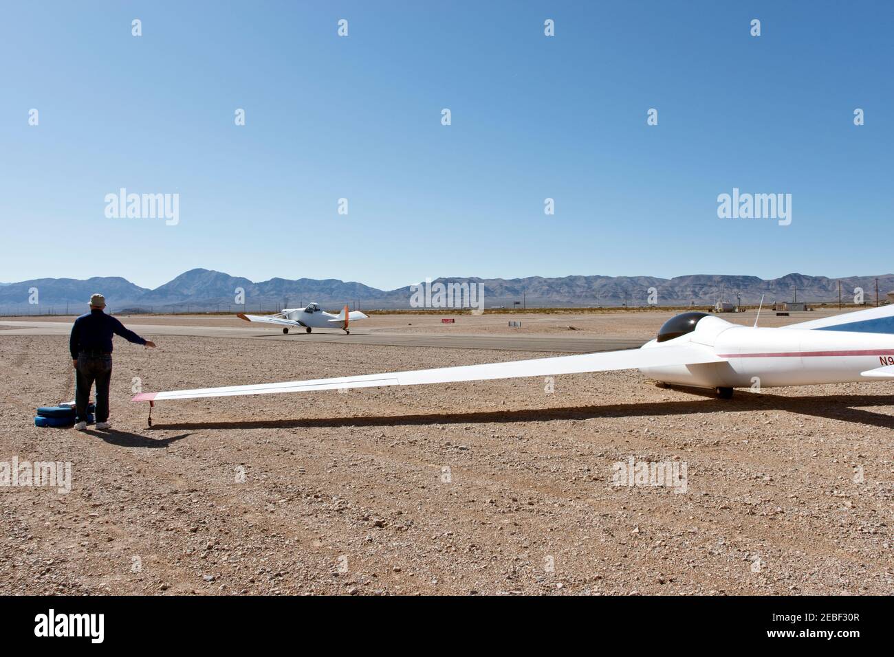 Segelflugzeuge starten hinter einem Abschleppflugzeug am Flughafen Jean, Nevada, in der Nähe von Las Vegas. Stockfoto