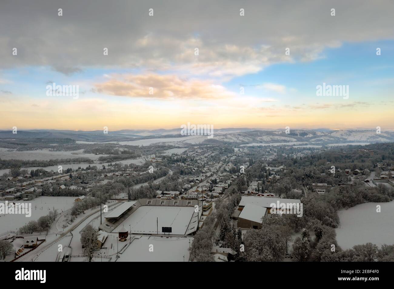 Schnee bedeckt Szilvasvarad Stadt in Ungarn Stockfoto
