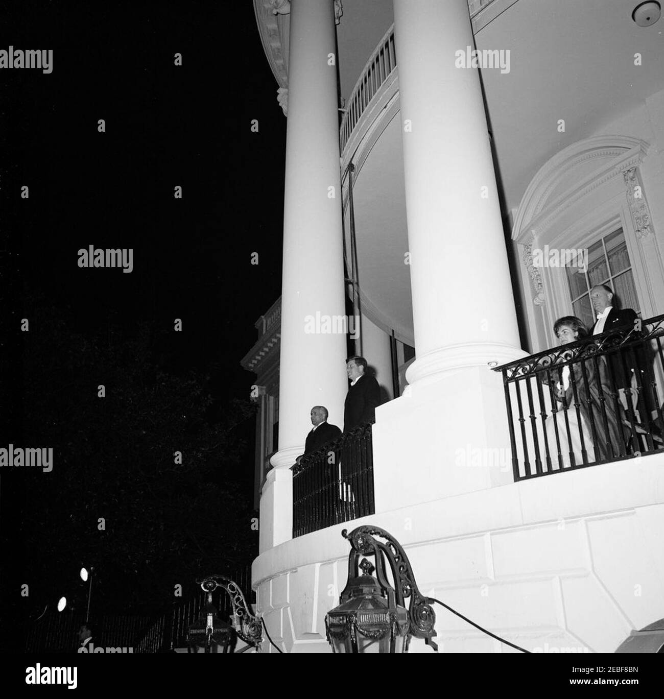 Abendessen zu Ehren von Habib Bourguiba, Sr., Präsident von Tunesien, 8:00pm Uhr. Abendessen zu Ehren von Habib Bourguiba, Sr., Präsident von Tunesien. Auf dem Südportico Balkon stehend, mit Blick auf South Lawn (L-R): Präsident Bourguiba; Präsident John F. Kennedy; First Lady Jacqueline Kennedy; Finanzminister C. Douglas Dillon. White House, Washington, D.C. Stockfoto
