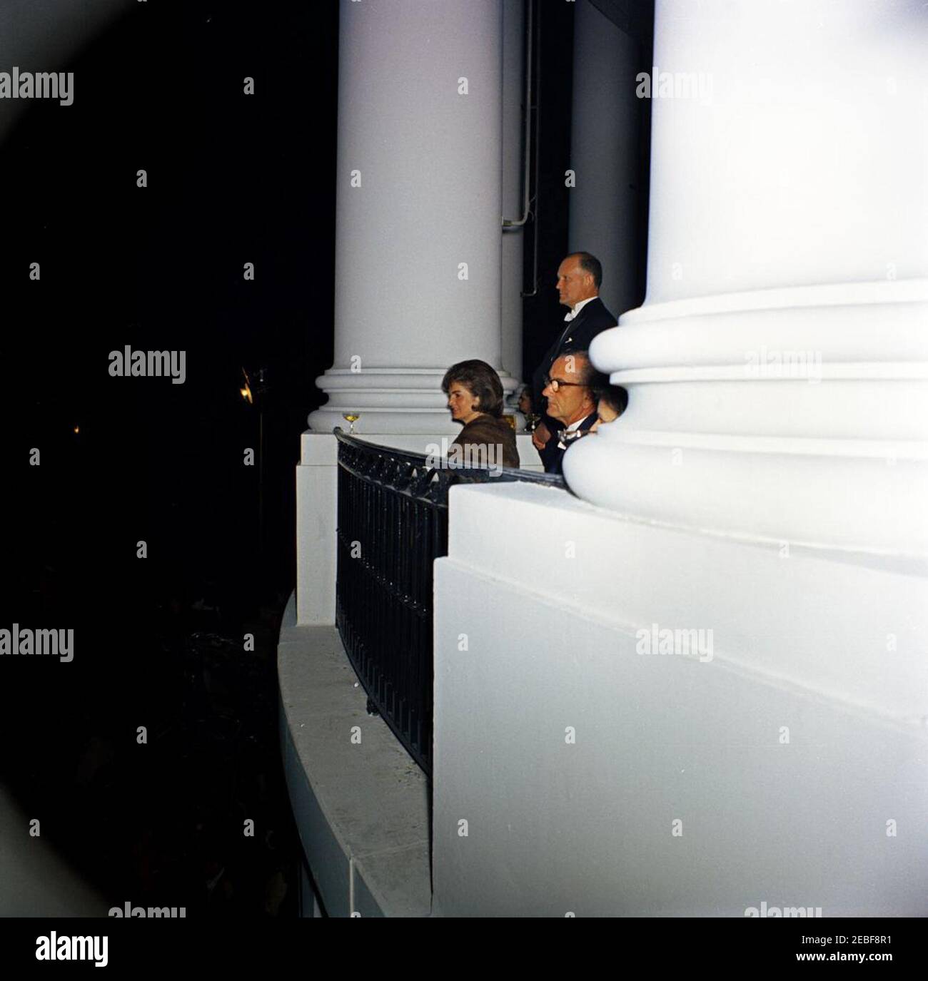 Abendessen zu Ehren von Habib Bourguiba, Sr., Präsident von Tunesien, 8:00pm Uhr. Abendessen zu Ehren von Habib Bourguiba, Sr., Präsident von Tunesien. First Lady Jacqueline Kennedy und Vice President Lyndon B. Johnson sitzen auf dem Balkon von South Portico, gegenüber dem South Lawn; Finanzminister C. Douglas Dillon steht dahinter. White House, Washington, D.C. Stockfoto