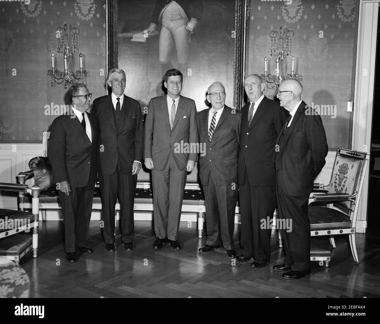 Congressional Coffee Hour (Senat), 6:00pm Uhr. Congressional Coffee Hour (Senat). L-R: Senator Allen J. Ellender (Louisiana); Senator Leverett Saltonstall (Massachusetts); Präsident John F. Kennedy; Senator George D. Aiken (Vermont); Senator Richard B. Russell (Georgia); Präsident Pro Tempore des Senats, Senator Carl Hayden (Arizona). Blue Room, White House, Washington, D.C. Stockfoto