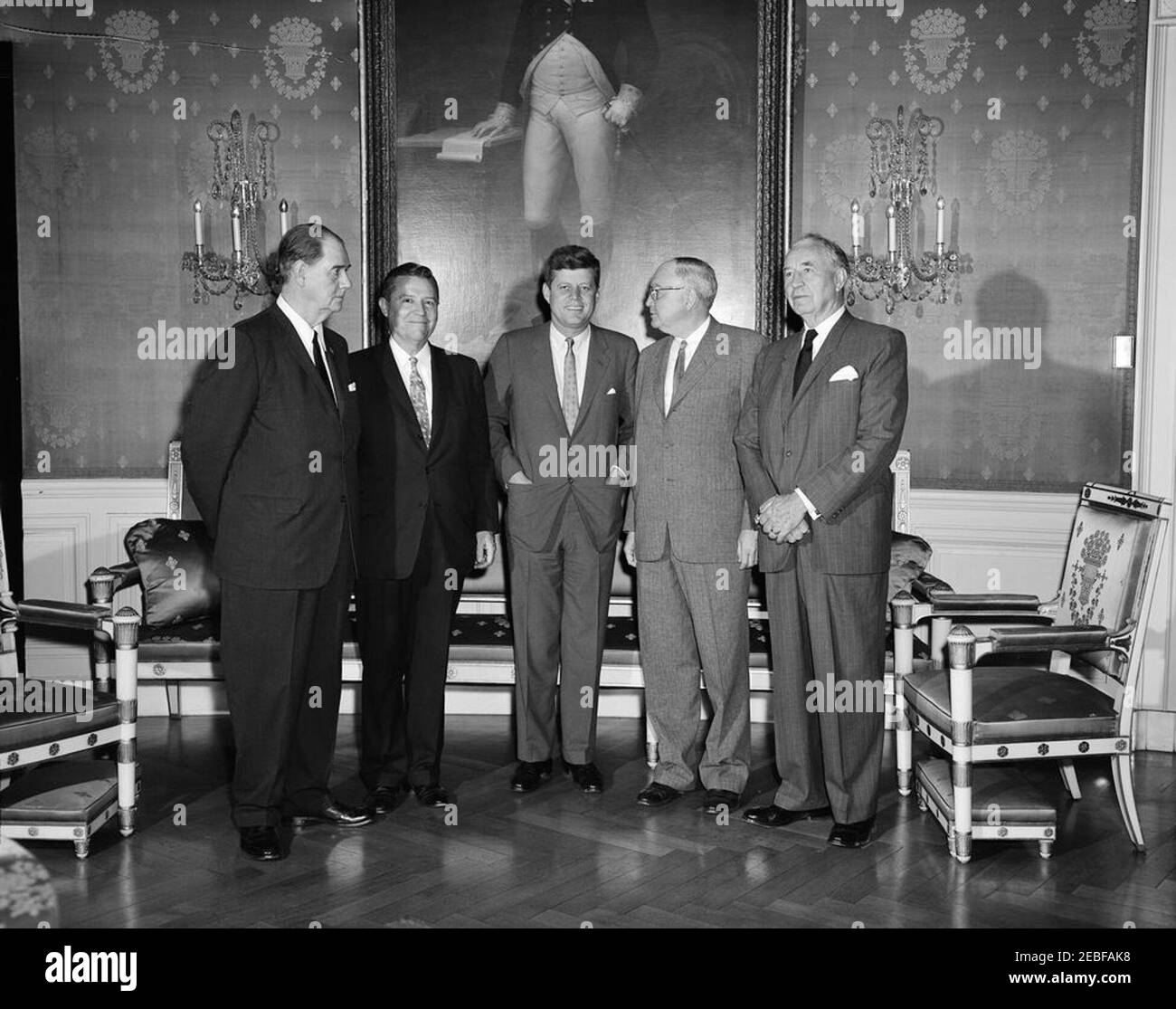Congressional Coffee Hour (Senat), 6:00pm Uhr. Congressional Coffee Hour (Senat). L-R: Senator Olin D. Johnston (South Carolina); Senator Ralph W. Yarborough (Texas); Präsident John F. Kennedy; Senator James O. Eastland (Mississippi); Senator Andrew F. Schoeppel (Kansas). Blue Room, White House, Washington, D.C. Stockfoto