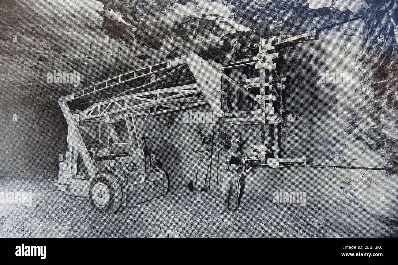 Ein frühes Pressefoto von Arbeitern im Untergrund der ehemaligen Anyhydrit-Mine in Billingham UK. Anhydrit (Calciumsulfat) wurde in Billingham von 1927 bis 1971 über einen Zeitraum von 44 Jahren abgebaut und über 33 Millionen Tonnen gefördert. Nur 50 % des Minerals wurden vor der Schließung der Mine abgebaut. Stockfoto