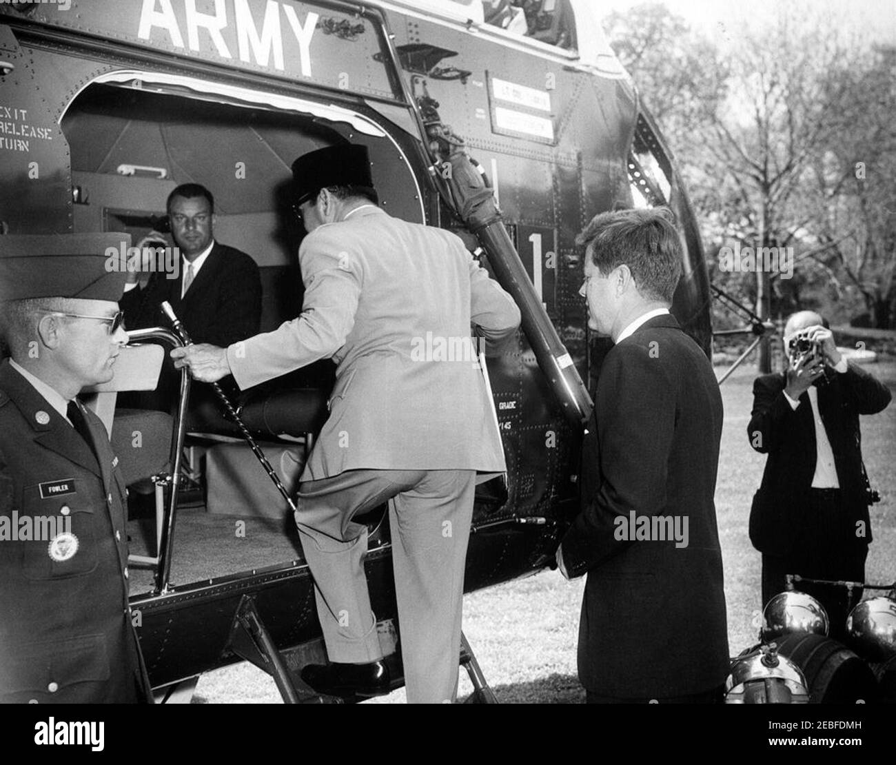 Abschiedezeremonie für Sukarno, Präsident von Indonesien, 10:40am Uhr. Präsident John F. Kennedy und Stabsfeldwebel Fowler beobachten Präsident von Indonesien Ahmed Sukarno an Bord des Hubschraubers der United States Army, der Präsident Sukarno vom South Lawn, White House, Washington, D.C. zum Luftwaffenstützpunkt Andrews transportieren wird.der Geheimagent des Weißen Hauses, H. Stuart u0022Stuu0022 Knight, sitzt im Hubschrauber. Stockfoto