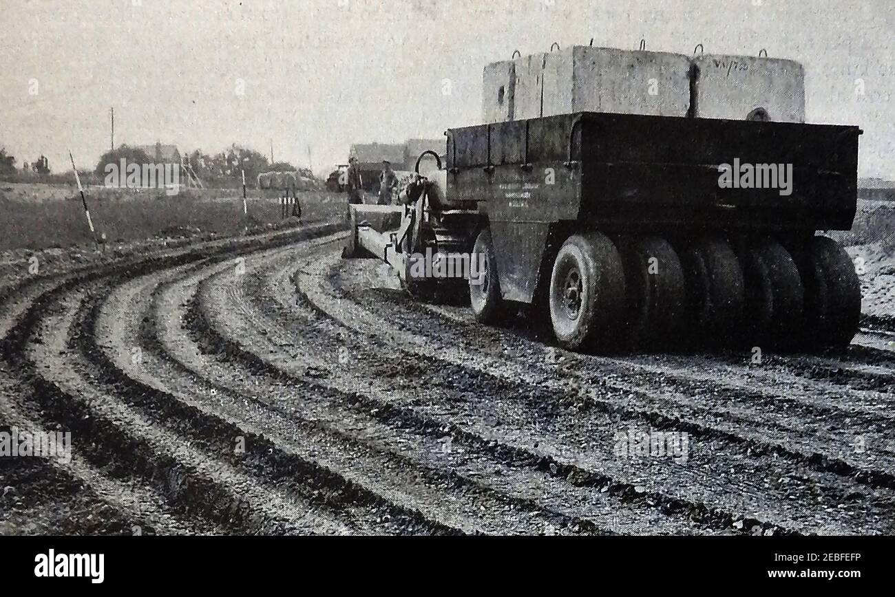 Ein frühes Pressefoto, das die Verlegung einer neuen Straße während des Baubooms nach dem Zweiten Weltkrieg zeigt. Stockfoto