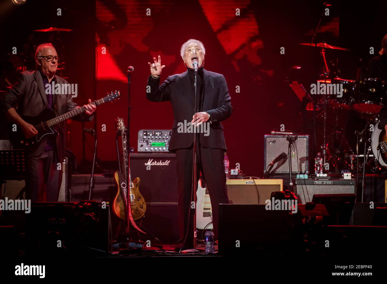 Sir Tom Jones spielt live während des Music for Marsden Konzerts in der O2 Arena, Greenwich, London. Stockfoto