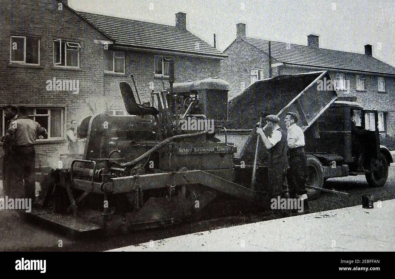 Ein frühes Pressefoto, das den Asphalt auf einem zeigt British council Estate neue Straße während der Post WWII Gebäude Boom Stockfoto