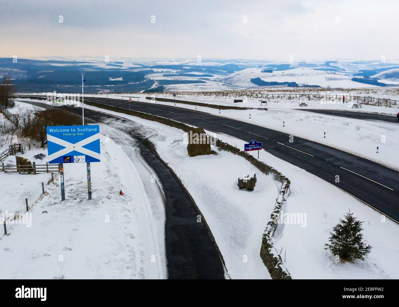 Blick nördlich der A68 Fernstraße, die die Grenze zwischen England und Schottland von Northumberland in die Scottish Borders Region überquert, an der Carter Bar. Stockfoto