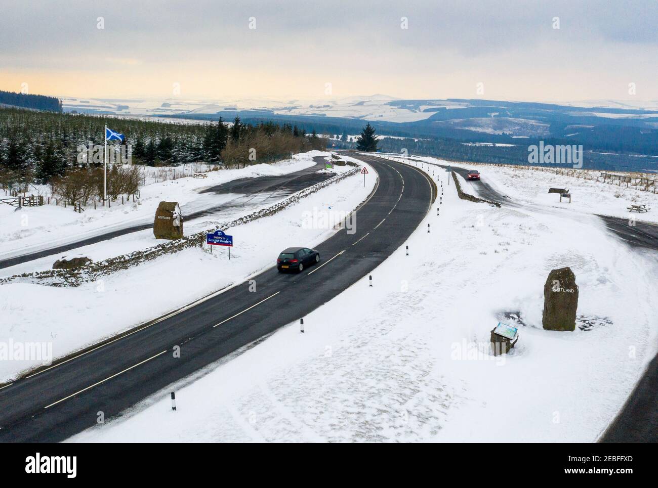 Blick nördlich der A68 Fernstraße, die die Grenze zwischen England und Schottland von Northumberland in die Scottish Borders Region überquert, an der Carter Bar. Stockfoto