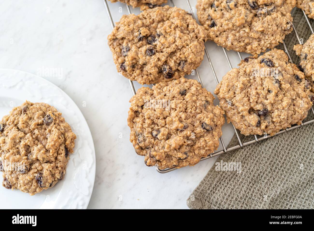 Hausgemachte Haferflocken Rosinen Cookies kühlen auf einem Rack in der Küche. Stockfoto