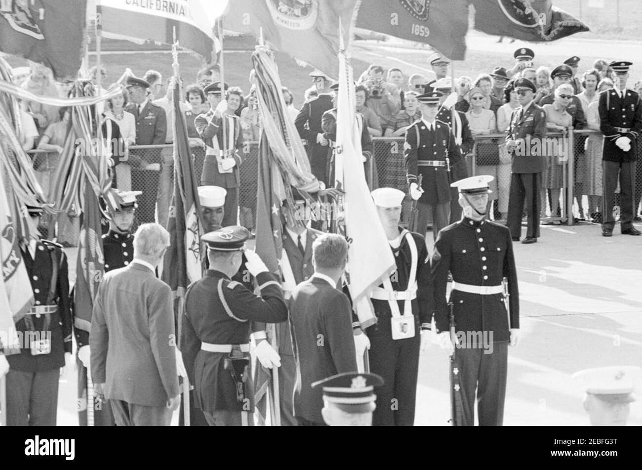Ankunftszeremonie für Harold Macmillan, Premierminister von Großbritannien, 4:50pm Uhr. Kommandant der Truppen, Oberstleutnant Charles P. Murray, Jr. (Mitte links, Begrüßung), eskortiert Präsident John F. Kennedy und Premierminister von Großbritannien, Harold Macmillan, vorbei militärischen Farbe und Ehrenwachen während der Ankunft Zeremonien für Premierminister Macmillan. Andrews Air Force Base, Maryland. Stockfoto