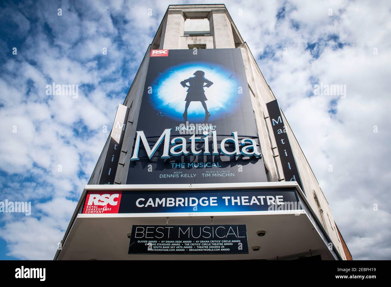 Das Cambridge Theatre, die Heimat von Roald Dahls Matilda, die wegen der Covid-19 Pandemie geschlossen ist, und wahrscheinlich bald eröffnet wird, es sei denn, die Regierungsrichtlinien ändern sich, Seven Dials, London. Stockfoto