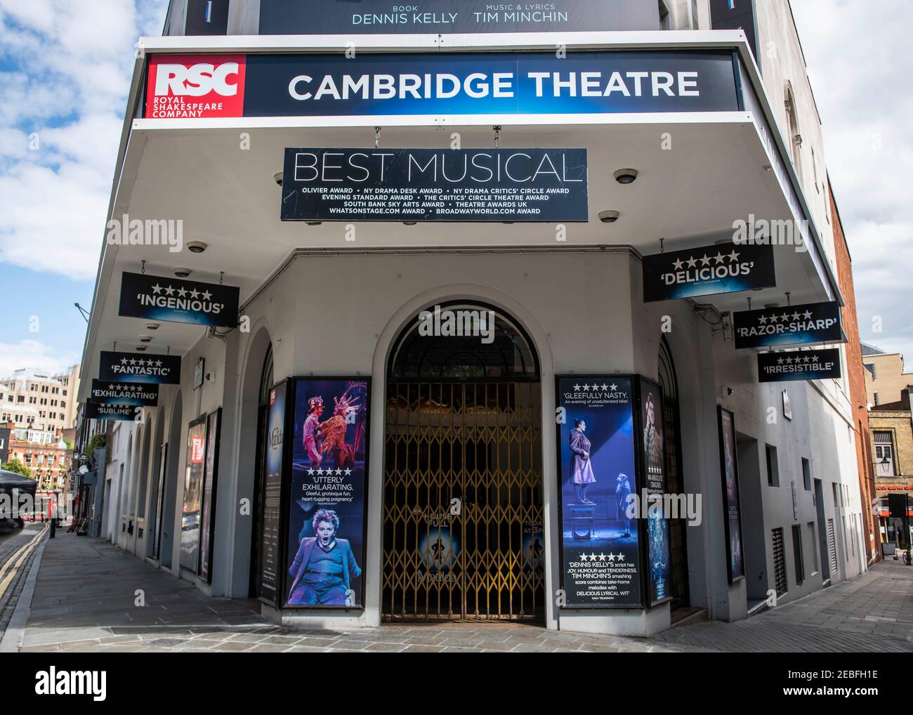 Das Cambridge Theatre, die Heimat von Roald Dahls Matilda, die wegen der Covid-19 Pandemie geschlossen ist, und wahrscheinlich bald eröffnet wird, es sei denn, die Regierungsrichtlinien ändern sich, Seven Dials, London. Stockfoto