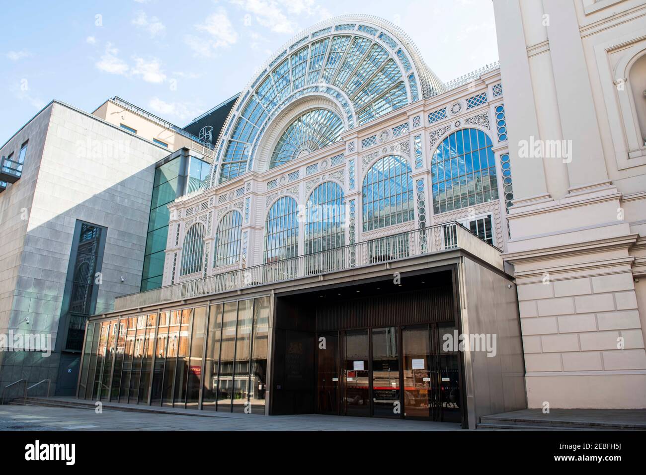 Ein Blick auf das Royal Opera House, das wegen der Covid-19 Pandemie geschlossen ist und wahrscheinlich bald eröffnet wird, wenn sich die Regierungsrichtlinien nicht ändern, Covent Garden, London. Stockfoto