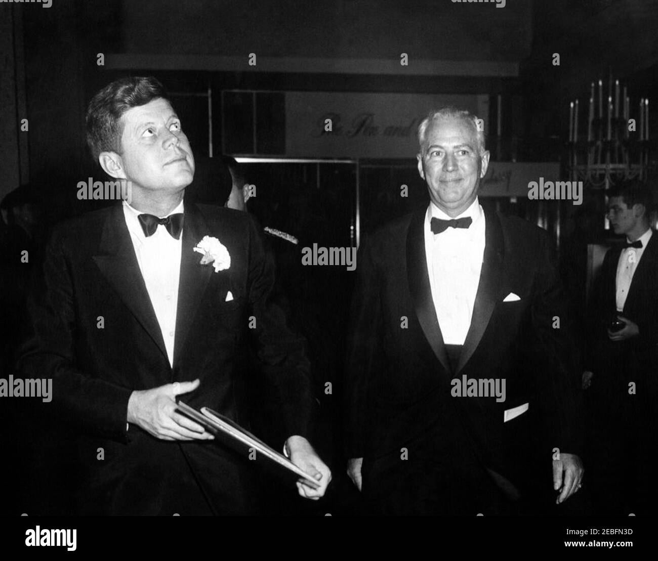 Radio-TV correspondents Association (RTCA) Abendessen, 7:25pm Uhr. Radio- und Fernsehkorrespondenten Association Dinner. Präsident John F. Kennedy; General Manager des Statler Hilton Hotels, Herbert Blunck. Statler Hilton Hotel, Washington D.C. Stockfoto