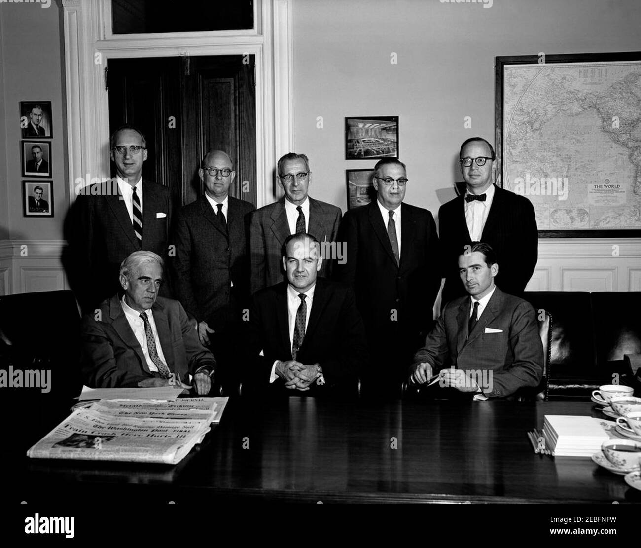 Direktor, Food for Peace George S. McGovern, mit Gästen, Executive Office Building. Direktor von Food for Peace und Sonderassistent des Präsidenten, George McGovern (Sitz in der Mitte); Berater von McGovern, Stephen Rauschenbush (Sitz links); Stellvertretender Direktor des Food for Peace Programms, James Symington (Sitz rechts); Sonderassistent des Präsidenten, Arthur M. Schlesinger, Jr. (Stand ganz rechts); Andere nicht identifiziert. Zimmer 234, Executive Office Building, Washington, D.C., rnrn Stockfoto
