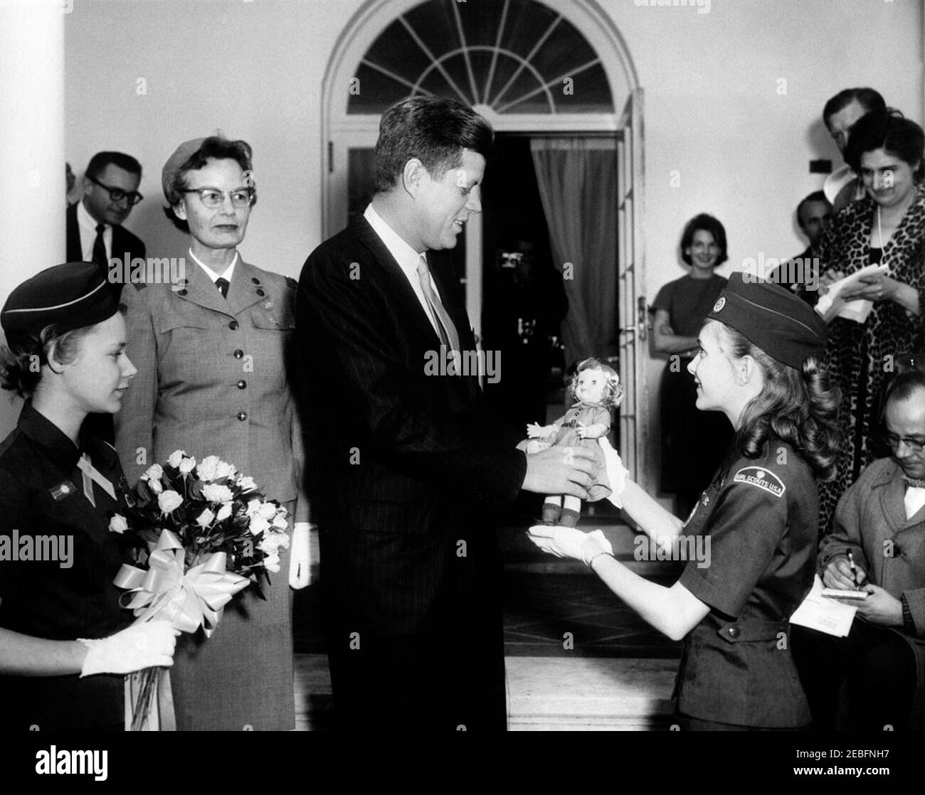 Besuch von Girl Scout Repräsentanten, 3:30pm. Präsident John F. Kennedy trifft sich mit Vertretern der Girl Scouts of America im Zusammenhang mit dem 49. Jahrestag der Girl Scouts. Im Vordergrund (L-R): Sonja Algren von Silver Spring, Maryland; erste Vizepräsidentin von Girl Scouts of America, Georgiana Belknap Edgar von Summit, New Jersey; Präsidentin Kennedy; Ellen Hooton von Chevy Chase, Maryland. Reporter stehen rechts, darunter die Korrespondentin des Weißen Hauses für United Press International (UPI), Helen Thomas (mit Leopardenmuster); die erste Ladyu2019s Pressesprecherin Pamela Turnur Stockfoto