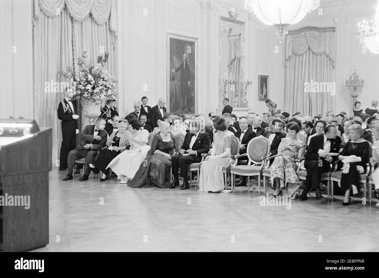 Abendessen zu Ehren der Nobelpreisträger, 8:00pm Uhr. Präsident John F. Kennedy und andere treffen sich im East Room, um bei einer Lesung des Schauspielers Frederic March von Auszügen aus den Werken der späten amerikanischen Nobelpreisträger während eines Abendessens zu Ehren der Nobelpreisträger aus der westlichen Hemisphäre teilzunehmen. Platz in der ersten Reihe (L-R): Vizepräsident Lyndon B. Johnson; Katherine Tupper Marshall (Witwe des Nobelpreisträgers und ehemaligen Staatssekretärs, General George C. Marshall); Lady Bird Johnson; Nobelpreisträgerin, Pearl S. Buck; Präsident Kennedy; First Lady Jacqueline Kennedy; Agnes Charlier Jarri Stockfoto