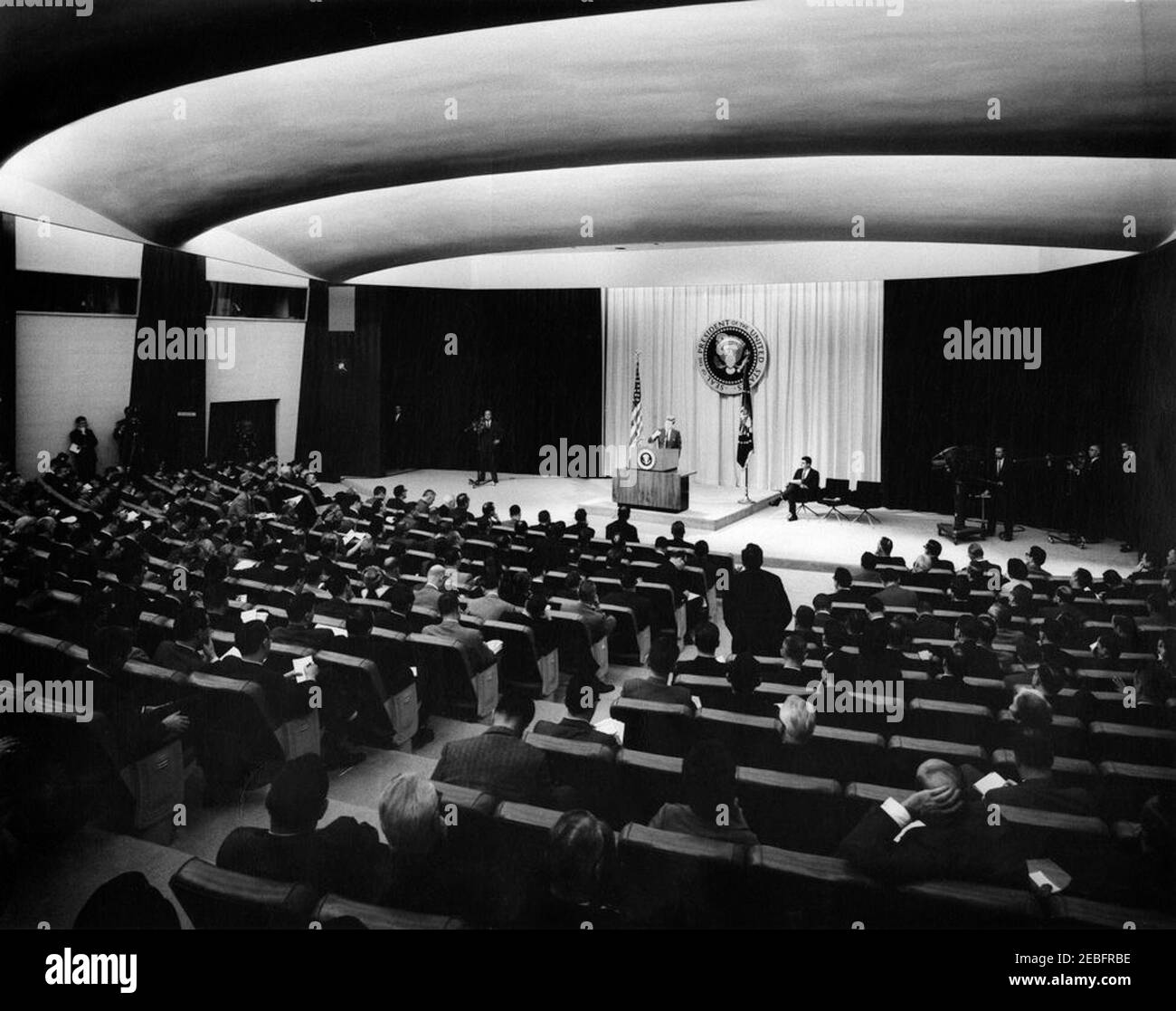 Pressekonferenz, State Department Auditorium, 10:00am Uhr. Weite Aufnahme des Auditoriums. Präsident John F. Kennedy, am Rednerpult; Pressesprecher Pierre Salinger, der auf der rechten Bühne sitzt. State Department Auditorium, Washington, D.C., rnrn Stockfoto Pressekonferenz, State Department Auditorium, 10:00am Uhr. Weite Aufnahme des Auditoriums. Präsident John F. Kennedy, am Rednerpult; Pressesprecher Pierre Salinger, der auf der rechten Bühne sitzt. State Department Auditorium, Washington, D.C., rnrn Stockfoto