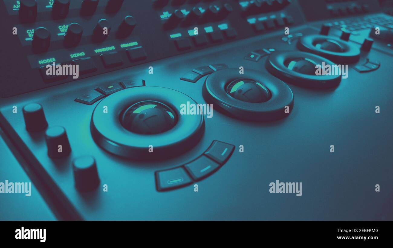 Farbkorrektur. Farbkorrektur Postproduktion Foto. Nahaufnahme der Controller-Panel der Videobearbeitung. Ausrüstung für die Farbkorrektur des Films zu machen. t Stockfoto