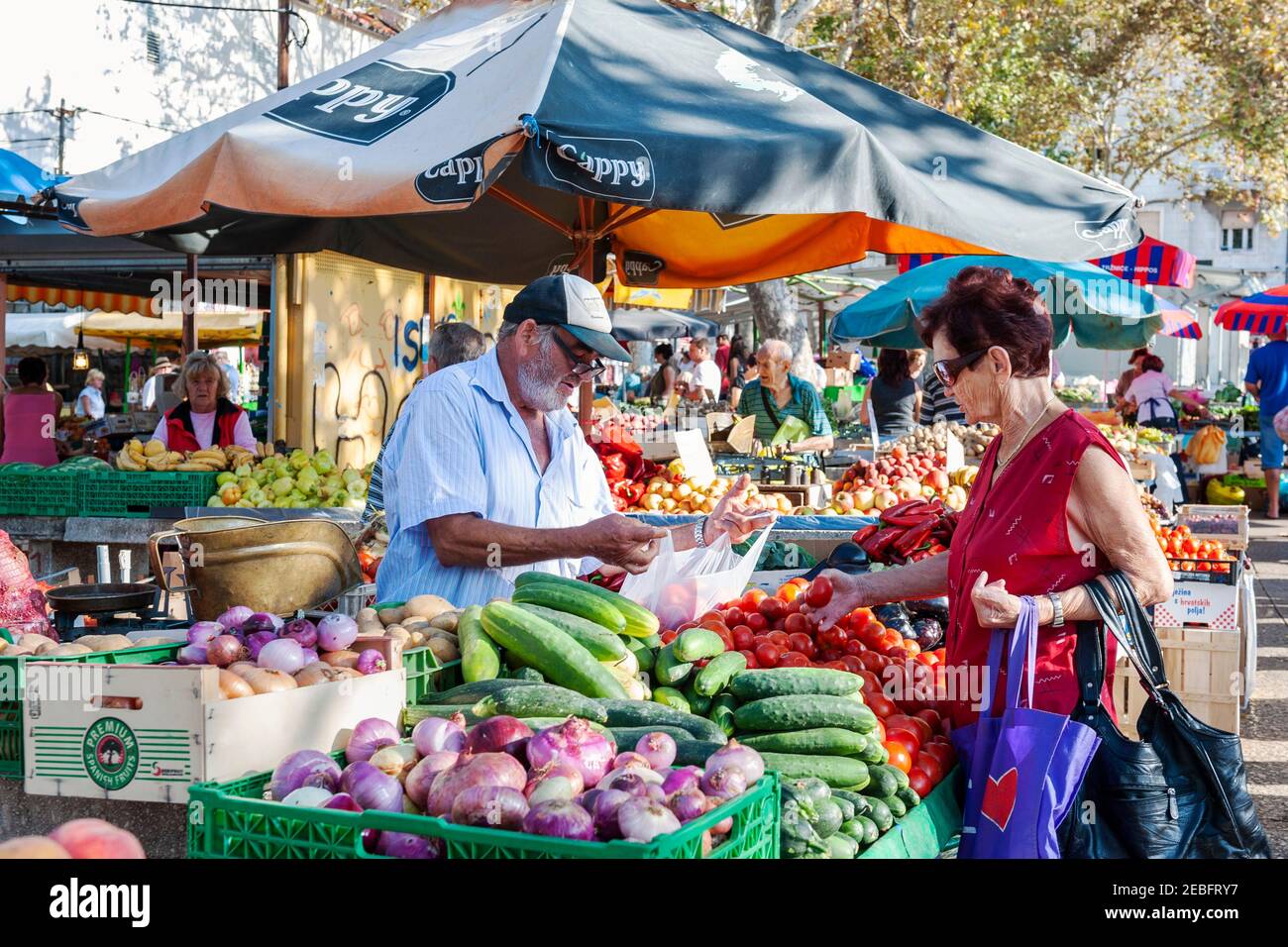 Split - Kroatien - 25. August 2019: Gemüse auf einem grünen Markt in Split, Kroatien Stockfoto