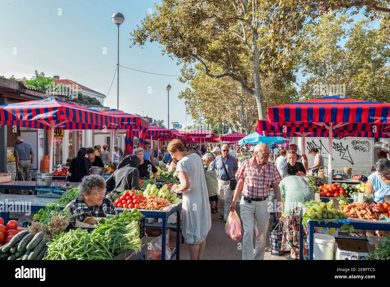 Split - Kroatien - 25. August 2019: Gemüse auf einem grünen Markt in Split, Kroatien Stockfoto