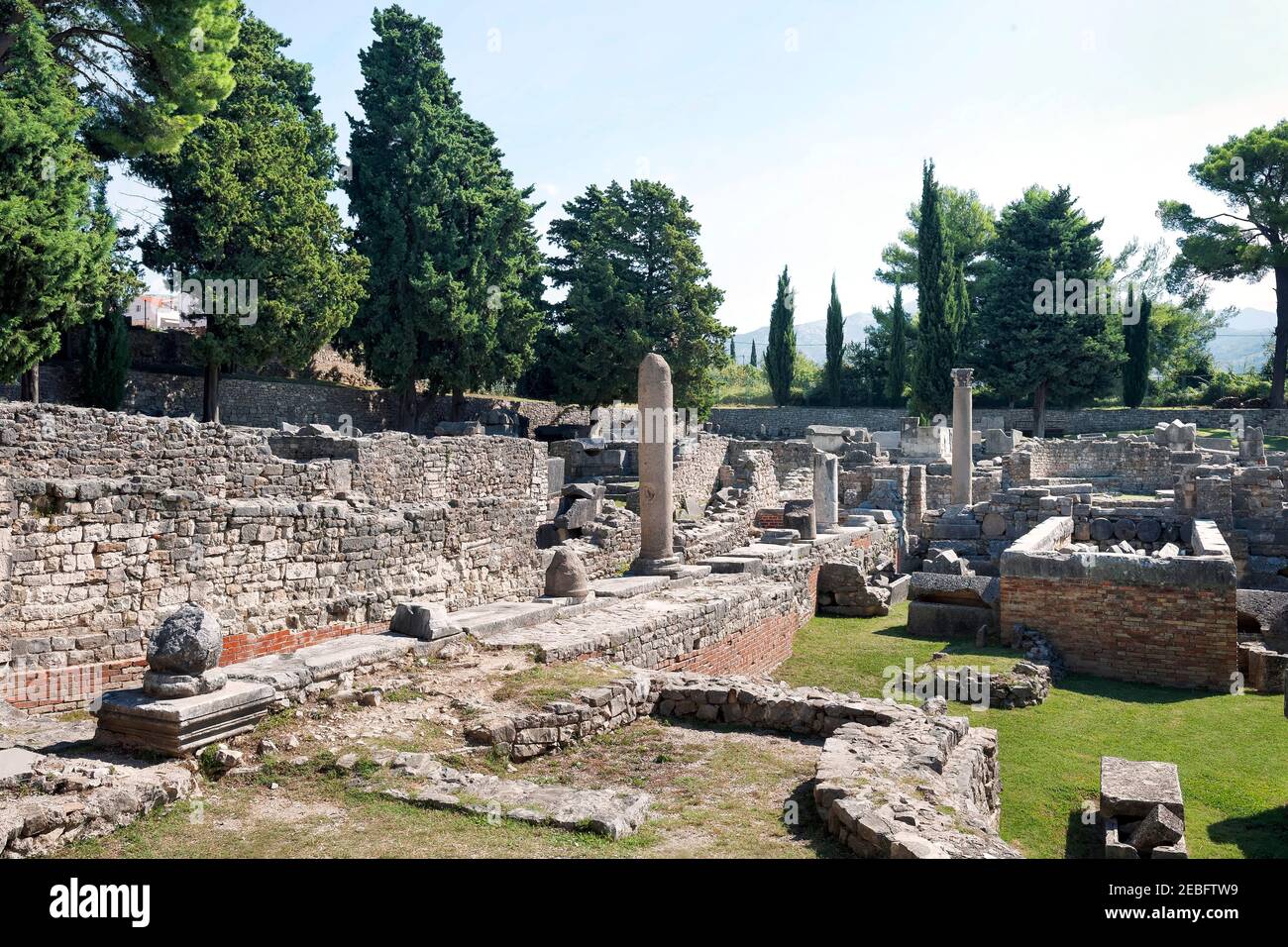 Split - Kroatisch - Dalmatien - 26. August 2019: Ruinen der antiken römischen Stadt Solin in der Nähe von Split . Stockfoto