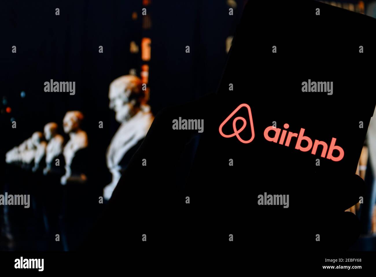 In dieser Abbildung wird ein AirBnB App-Logo auf einem Smartphone angezeigt. Stockfoto