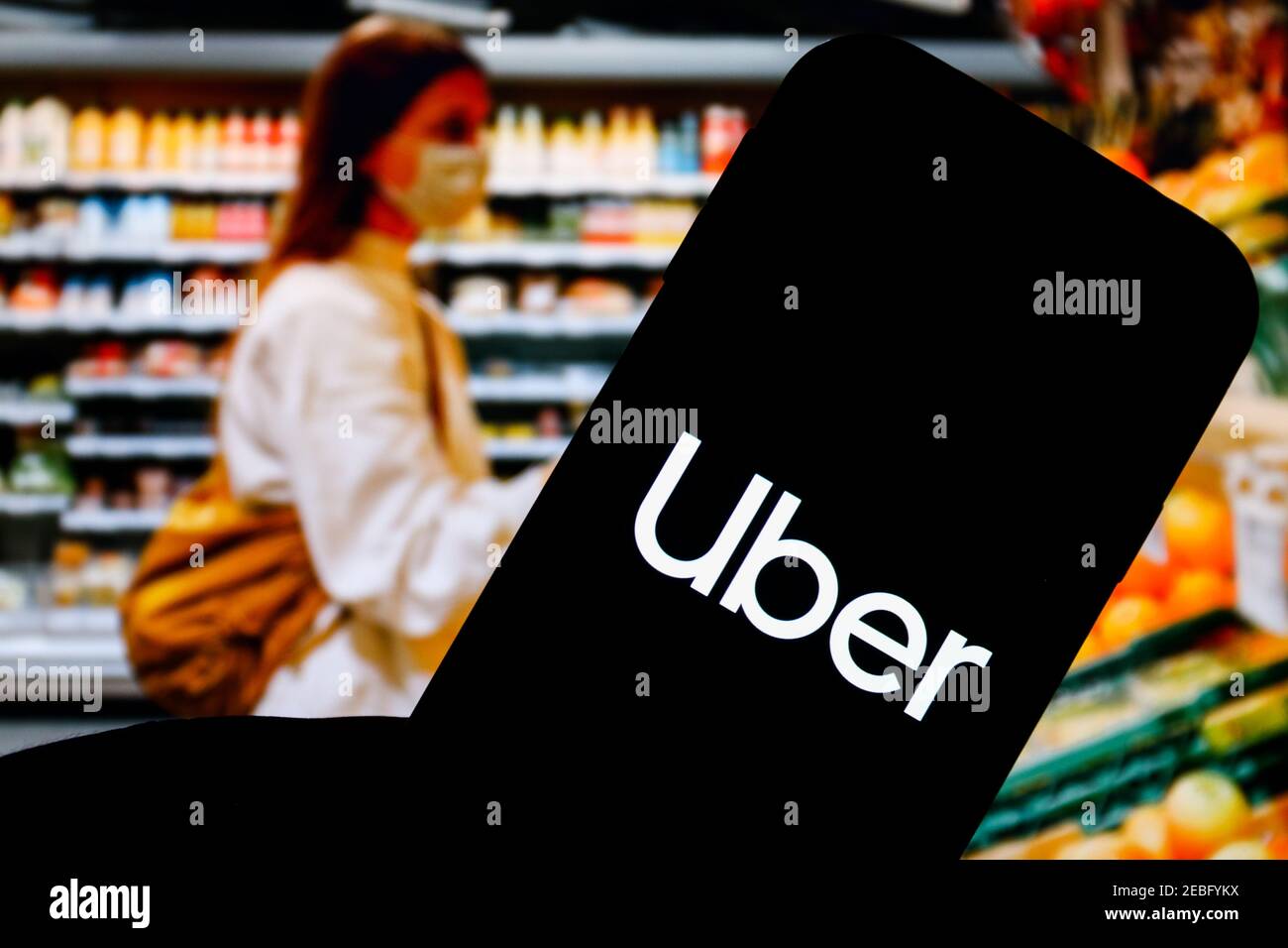 In dieser Abbildung ist ein Uber Unternehmens-App-Logo auf einem Smartphone zu sehen. Stockfoto