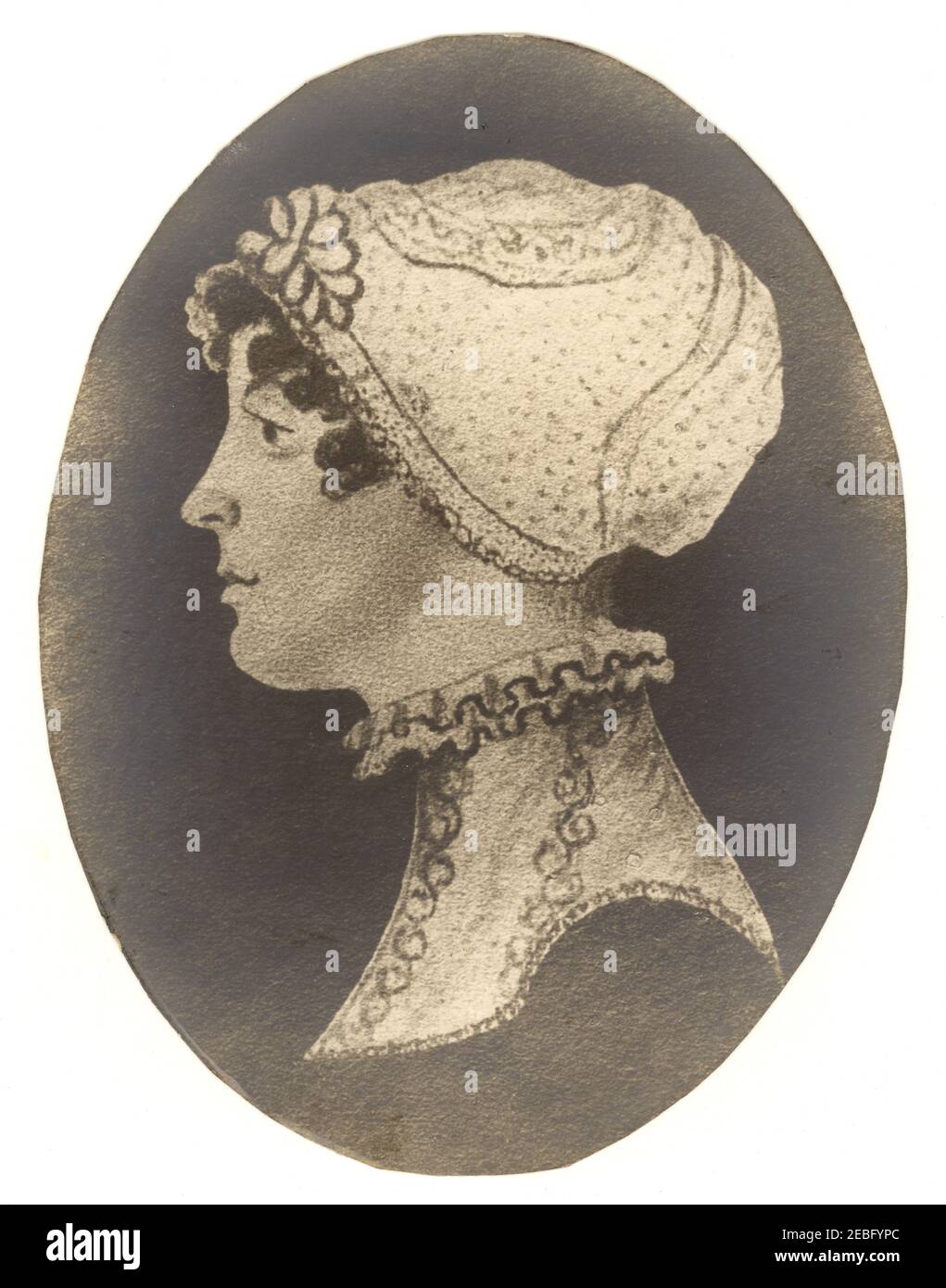 Zeichnung einer Frau aus der Regency-Ära, die eine Mob-Mütze oder -Haube trägt, die Frauen und Spinster in Innenräumen trugen, hoher Ausschnitt, Großbritannien um 1810, 1815 Stockfoto