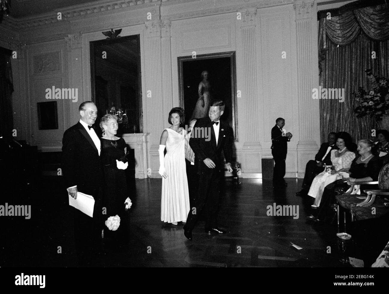 Abendessen zu Ehren der Nobelpreisträger, 8:00pm Uhr. Präsident John F. Kennedy und andere treffen sich im East Room, um bei einer Lesung des Schauspielers Frederic March von Auszügen aus den Werken der späten amerikanischen Nobelpreisträger während eines Abendessens zu Ehren der Nobelpreisträger aus der westlichen Hemisphäre teilzunehmen. Im Vordergrund (L-R): Herr March; Schriftstellerin Mary Welsh Hemingway (Witwe des Nobelpreisträgers Ernest Hemingway); Frau Kennedy; Katherine Tupper Marshall (Witwe des Nobelpreisträgers und ehemaligen Staatssekretärs, General George C. Marshall), meist versteckt; und Präsident Kennedy. Sitzt auf der Vorderseite Stockfoto