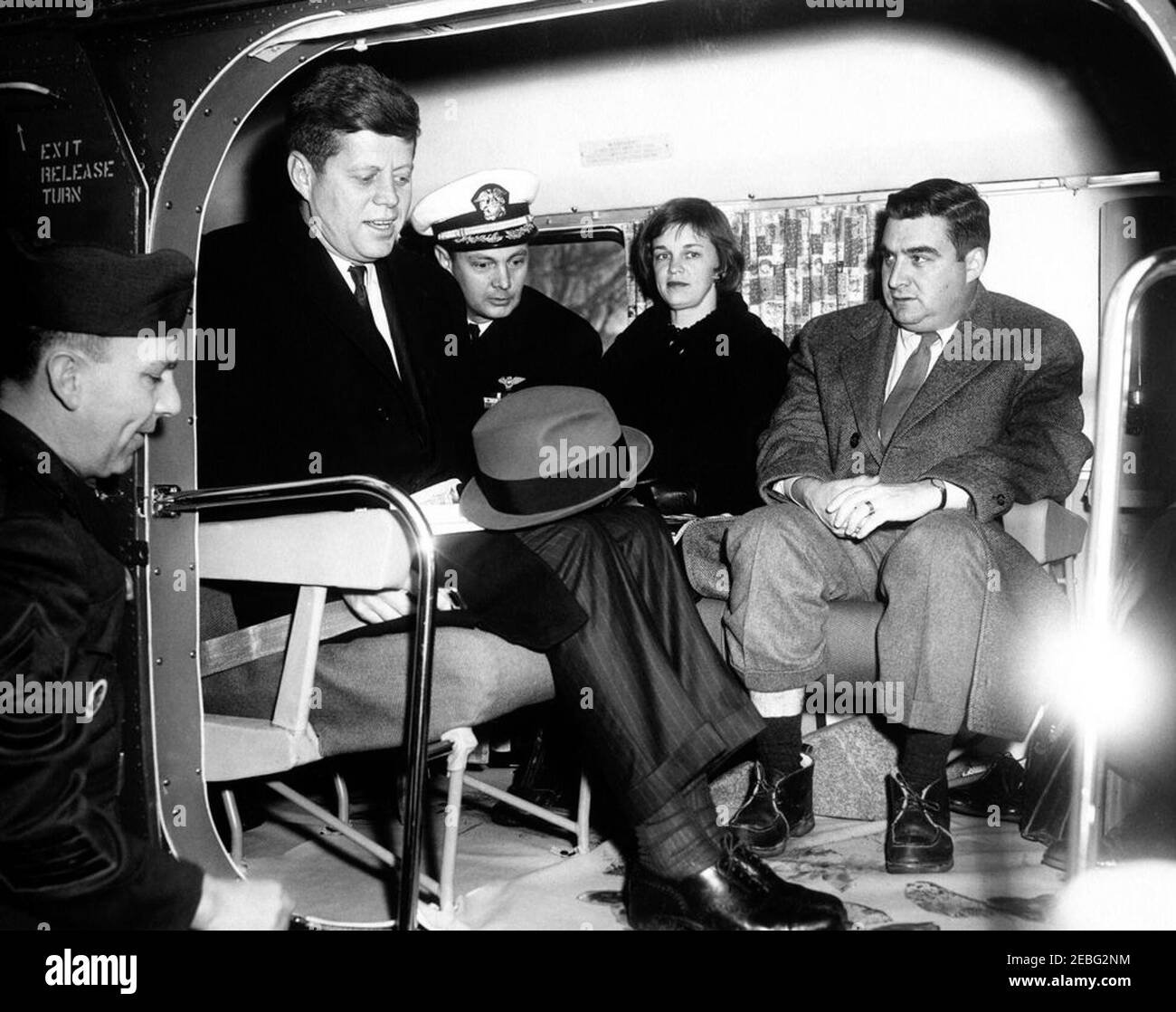 Präsident Kennedy verlässt das Weiße Haus mit dem Hubschrauber, 12:35pm Uhr. Präsident John F. Kennedy verlässt das Weiße Haus nach Glen Ora in Middleburg, Virginia. (L-R) nicht identifiziert; Präsident Kennedy; Naval Aide an den Präsidenten Commander Tazewell Shepard, Jr.; und Nancy Salinger mit Ehemann Pressesekretär Pierre Salinger, warten an Bord United States Marine Corps Hubschrauber Vorbereitung für den Start, South Lawn, White House, Washington, D.C. Stockfoto