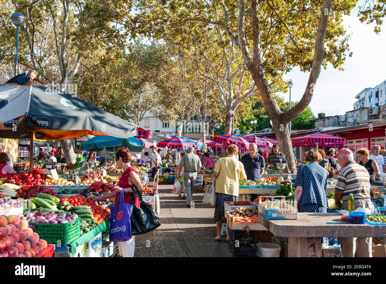 Split-Kroatisch-Dalmatien 25. August 2019: Die Menschen verkaufen Gemüse auf einem grünen Markt in Split, Kroatien Stockfoto