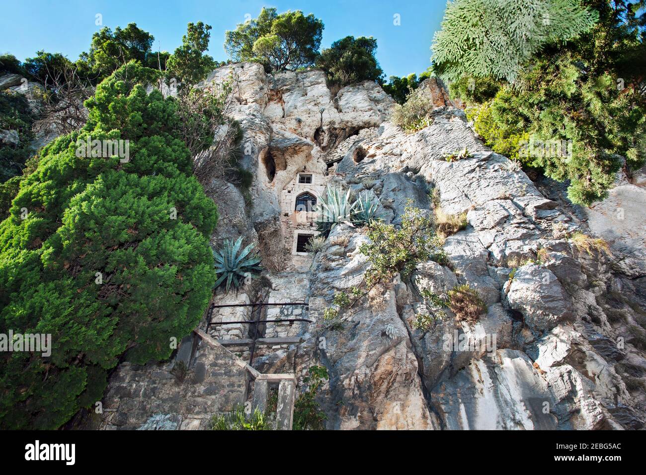 Split - Kroatien, 24. August 2018: Der Berg Marjan befindet sich am Rande der Stadt, auf einer Halbinsel, die vom Meer umgeben ist. Die Kapelle von St. Jeroni Stockfoto