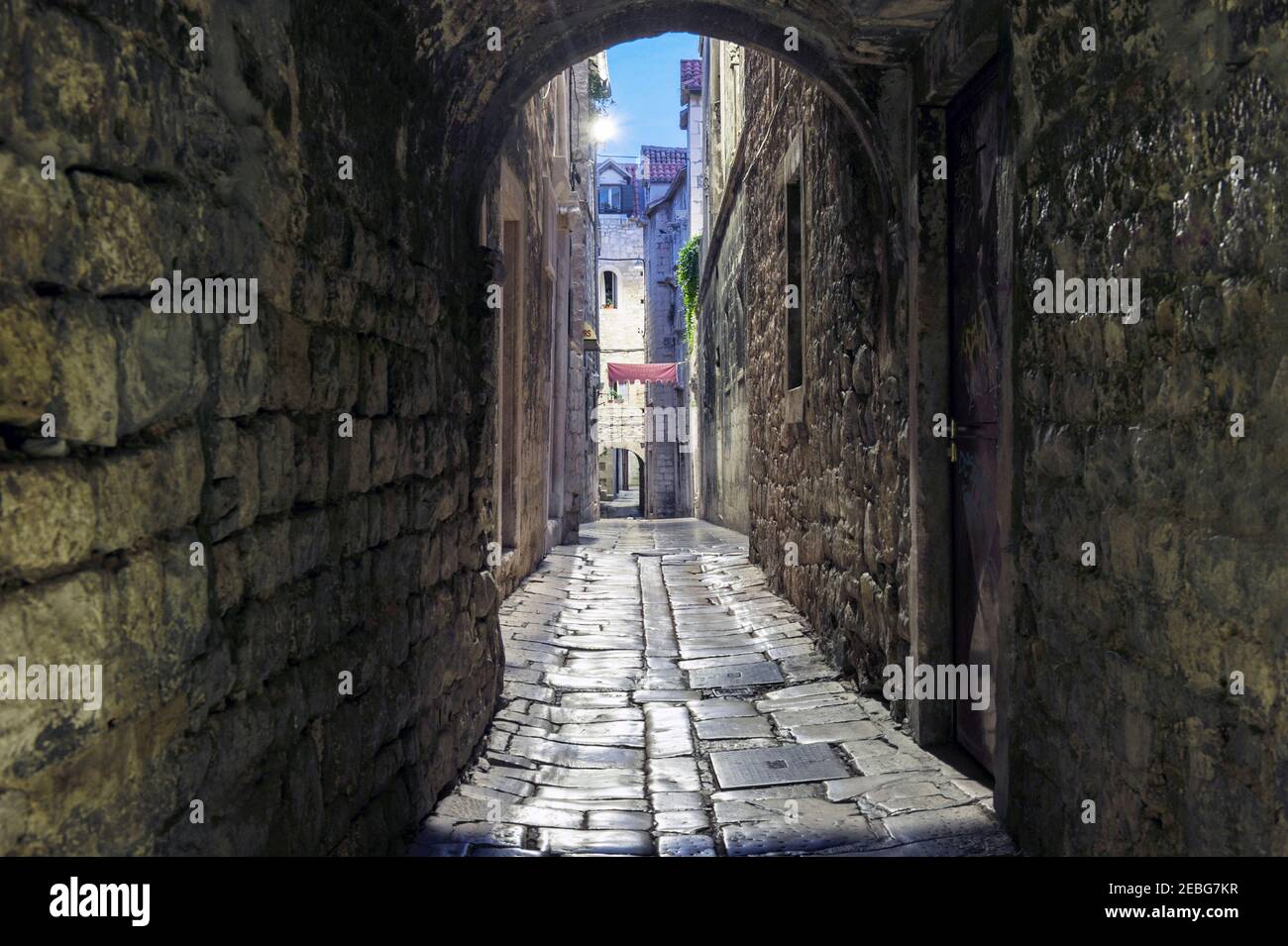 Split - Kroatisch - Dalmatien - 25. August 2018: Split, Kroatien - Straße mit traditionellen Steinhäusern, im 17th. Jahrhundert gebaut, als Drehort Stockfoto