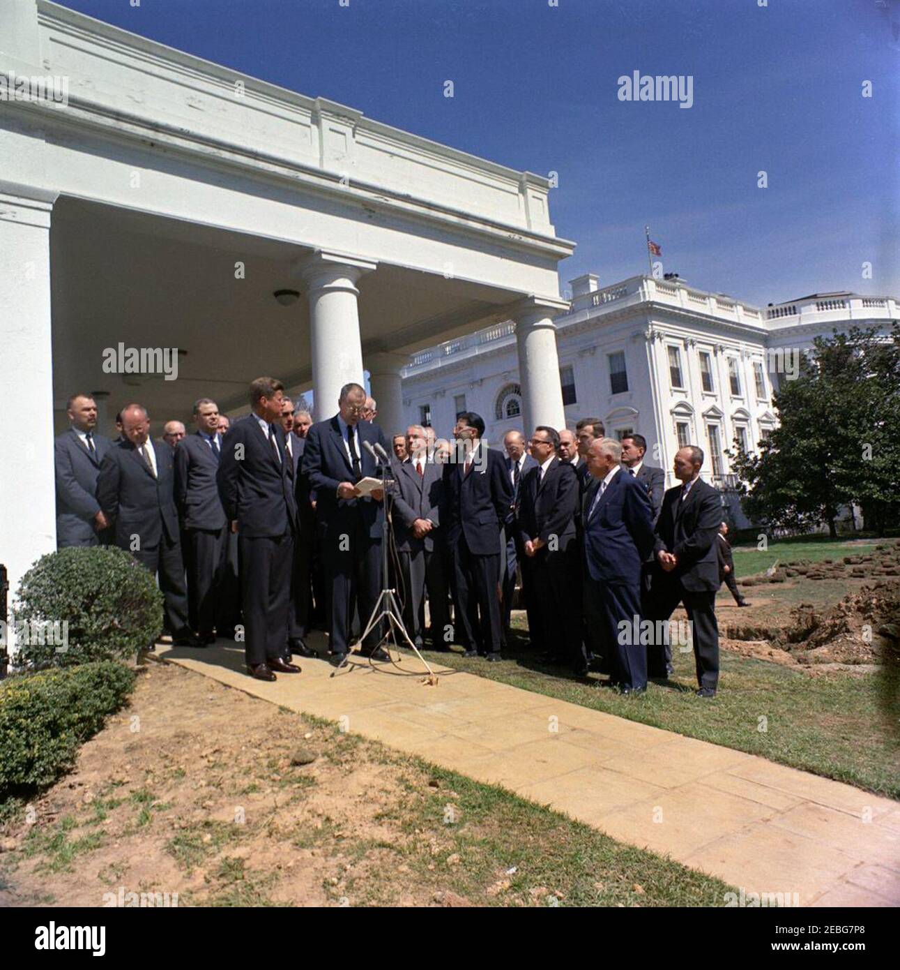 Treffen mit Ärzten zur medizinischen Versorgung von Alten, 12:05pm Uhr. Dr. Caldwell B. Esselstyn (AT Microphones), Ärztlicher Direktor der Rip Van Winkle Clinic in Hudson, New York, liest bei einem Treffen mit Präsident John F. Kennedy (links) eine Erklärung über die medizinische Versorgung von Alten. Der Minister für Gesundheit, Bildung und Wohlfahrt Abraham Ribicoff steht hinter Präsident Kennedy. Anwesend sind: Dr. Robert H. Alway, Dr. George Baehr, Dr. David Barr, Dr. Walter Bauer, Dr. Leona Baumgartner, Dr. E. Michael Bluestone, Dr. Katherine Boucot, Dr. Thomas Brem, Dr. DeWitt T. Burton, Dr. Mar Stockfoto